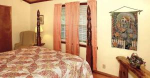 Country Cottage في نيوبورت: غرفة نوم بها سرير ونافذة