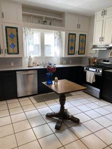 Η κουζίνα ή μικρή κουζίνα στο Westside Retreat +10 φωτογραφίες