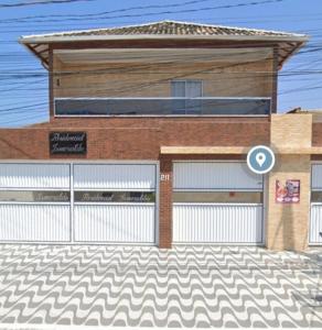 un rendu d'un bâtiment avec un garage dans l'établissement Casa na Praia Grande, à Praia Grande