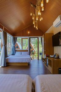 Postel nebo postele na pokoji v ubytování Gemstone Villa Măng Đen