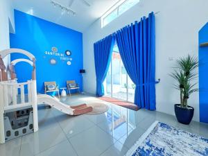 una cameretta per bambini con culla e pareti blu di Santorini Vibes Penang - Tasek Gelugor a Kampong Selamat