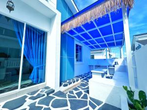 una casa con pareti blu e un patio di Santorini Vibes Penang - Tasek Gelugor a Kampong Selamat