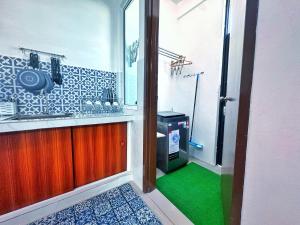bagno con lavandino e pavimento verde di Santorini Vibes Penang - Tasek Gelugor a Kampong Selamat Altre 6 foto