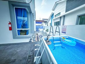 Piscina di Santorini Vibes Penang - Tasek Gelugor o nelle vicinanze