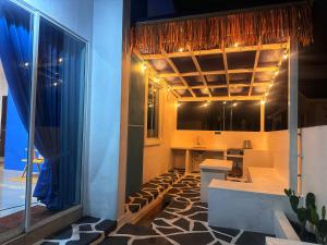 una camera con cucina con bancone e tavolo di Santorini Vibes Penang - Tasek Gelugor a Kampong Selamat