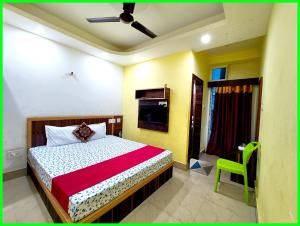 Postel nebo postele na pokoji v ubytování Hotel Sashi INN Near Sea Beach and Jagannath Temple - Fully Air Conditioned Hotel - Prime Location Spacious Room - A Premium Hotel In Puri