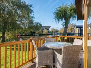Taman di luar Kingfisher Lodge in Stratford upon Avon