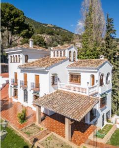 una vista aerea di una casa bianca con tetto di Villa El Torreón a Casarabonela