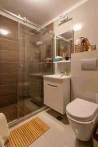 Koupelna v ubytování NABARO 44 Harmony Lake View + 16 fotografií