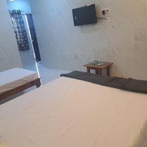 Postel nebo postele na pokoji v ubytování Karthik Residency Thiruvannamalai