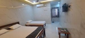 Postel nebo postele na pokoji v ubytování Karthik Residency Thiruvannamalai