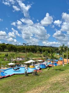 a pool at a water park with many boats at Chalé em Parque Aquático - Presidente Figueiredo in Presidente Figueiredo