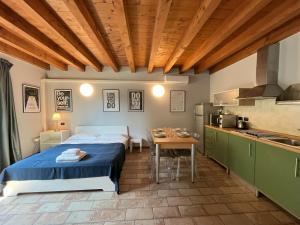 A kitchen or kitchenette at Cozy flat + parking close to City center/Airport