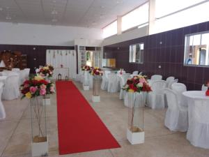 a room with white tables and chairs with a red carpet at CHÁCARA recanto das nuvens 2 in Arujá +26 photos