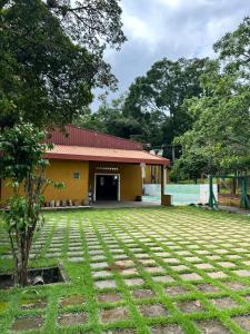 a yellow building with a yard in front of it at CHÁCARA recanto das nuvens 2 in Arujá