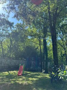 Aed väljaspool majutusasutust Etno House Šćepanov Hlad