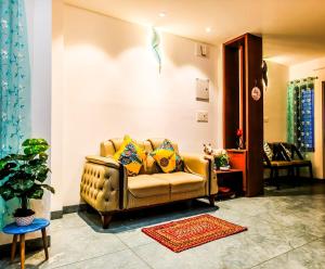 Χώρος καθιστικού στο VERY Posh SF 2BHK - Heart of Py- 2KM to main beach JOY