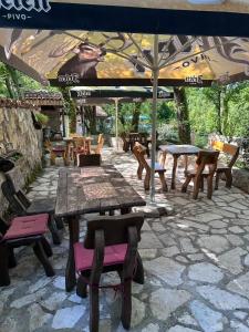 Restoran või mõni muu söögikoht majutusasutuses Etno House Šćepanov Hlad