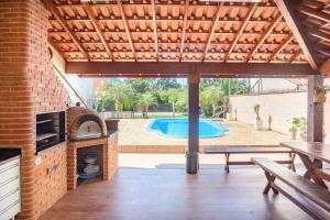 A piscina localizada em PARAISO DO ALEXANDRE para 15 hóspedes ou nos arredores