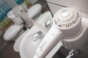 uma escova de cabelo branca sentada num lavatório da casa de banho em Rentline Apartamentos - Sunline em Montevidéu