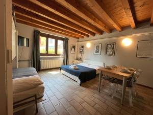 A bed or beds in a room at Cozy flat + parking close to City center/Airport