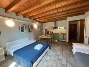 A bed or beds in a room at Cozy flat + parking close to City center/Airport
