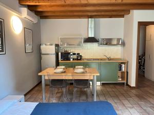 A kitchen or kitchenette at Cozy flat + parking close to City center/Airport