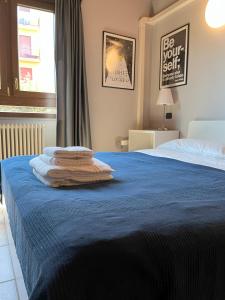 A bed or beds in a room at Cozy flat + parking close to City center/Airport
