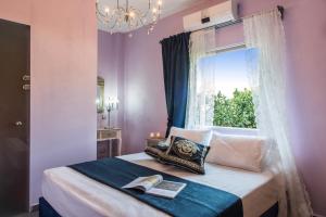 A bed or beds in a room at Villa Casa di Verde Még 36 kép