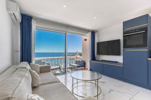 TV a/nebo společenská místnost v ubytování TRÉSOR d ANTHEOR- Bord de mer