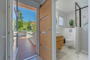 Koupelna v ubytování TRÉSOR d ANTHEOR- Bord de mer + 28 fotografií