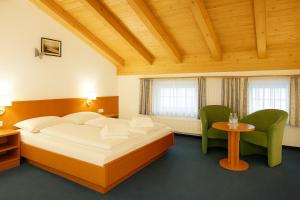Postel nebo postele na pokoji v ubytování A8 Hotel im Darchinger Hof Bed & Breakfast - Zwischen Holzkirchen und Weyarn - Zwischen München Salzburg und Innsbruck - Kurz vor dem Irschenberg