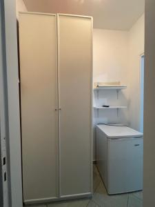 een witte koelkast en een wasmachine en droger in de kamer bij B&B La Palma in Petacciato