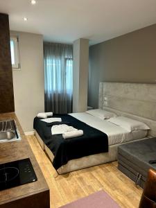 Postel nebo postele na pokoji v ubytování Guza Apartments