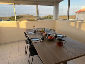 ブルティニョール・シュル・メールにあるVilla Dunes1 Bretignolles sur Merの木製テーブル(果物入り)
