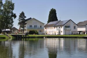 un grupo de edificios junto a un río en Gasthof und Pension Haunschmid, en Rechberg