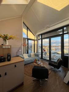 Una sala de estar con vista a una ciudad. en Appartement Oan it Pikmar, en Grou