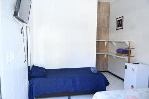 a small room with a bed and a window at Pousada Bem-te-vi in Aracaju