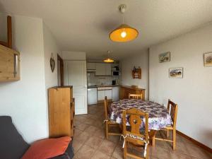 Η κουζίνα ή μικρή κουζίνα στο Appartement cosy 4 pers, terrasse, 2 pièces + coin montagne, près des pistes, Crest-Voland - FR-1-733-92