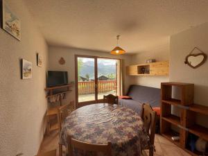 Μια τηλεόραση ή/και κέντρο ψυχαγωγίας στο Appartement cosy 4 pers, terrasse, 2 pièces + coin montagne, près des pistes, Crest-Voland - FR-1-733-92