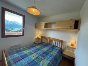 Ένα ή περισσότερα κρεβάτια σε δωμάτιο στο Appartement cosy 4 pers, terrasse, 2 pièces + coin montagne, près des pistes, Crest-Voland - FR-1-733-92