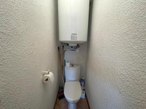 Ένα μπάνιο στο Appartement cosy 4 pers, terrasse, 2 pièces + coin montagne, près des pistes, Crest-Voland - FR-1-733-92 +4 φωτογραφίες