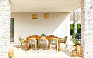 拉宾Villa David - NEW - first renting - for 9 person的有桌子和椅子的餐厅