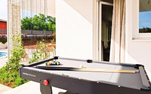 Villa David - NEW - first renting - for 9 person内的一张台球桌