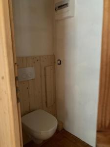 Un baño con un inodoro blanco en una habitación. en Gîte Le COCON au Clarou, en Valleraugue