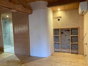 Habitación vacía con pared blanca y suelo de madera. en Gîte Le COCON au Clarou, en Valleraugue