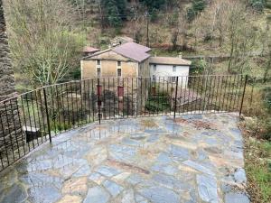 una puerta frente a un edificio con una casa en Gîte Le COCON au Clarou, en Valleraugue