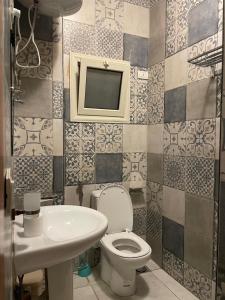 Koupelna v ubytování Cozy Furnished Studio with Terrace + 7 fotografií