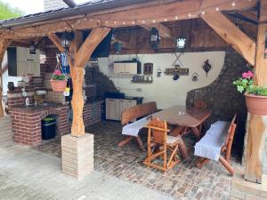 Un patio con mesa y sillas y una chimenea. en Leo Green House, en Moara Ungurului 37 fotos más