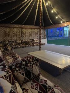 Foto sihtkohas Al Rahba asuva majutusasutuse Luxury Farmhouse Near Yas Island With Swimming Pool, BBQ Area & Majlis galeriist +13 fotot